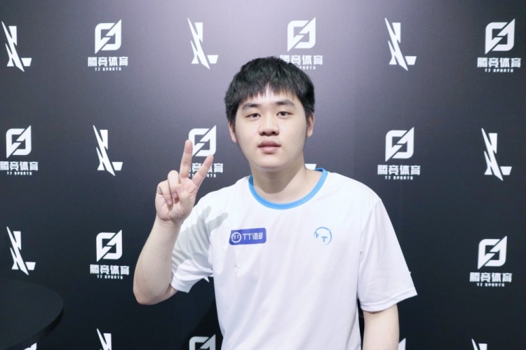 随着转会尘 随着转会尘